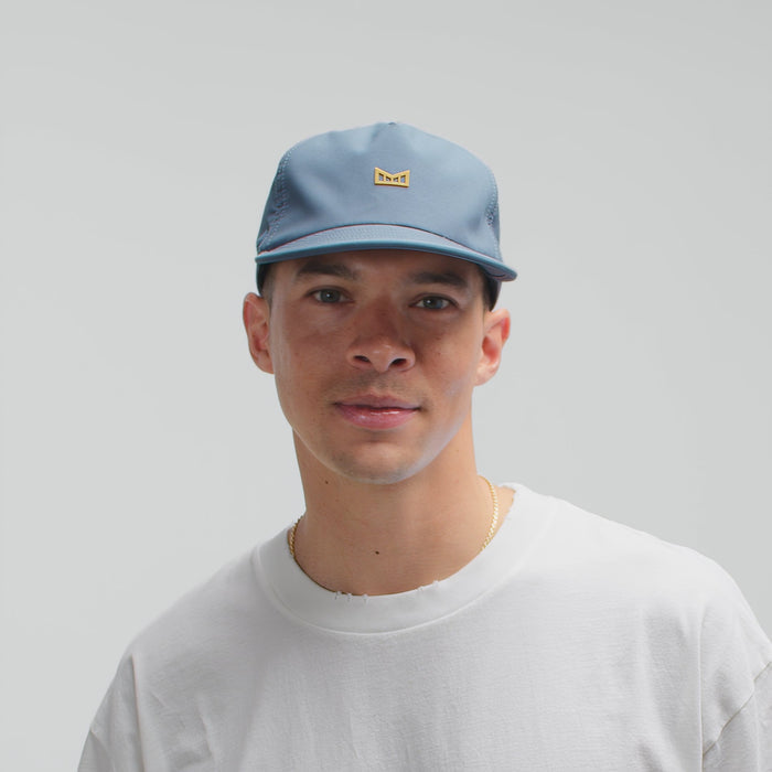 The model-image of the Split Crushed Fit Eagle Hydro Hat in Blue Stone Gum