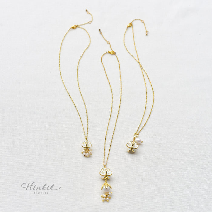 Minimalist Charming Dok Rak (Crown Flower) Cluster Pendant Necklace with Freshwater Pearls