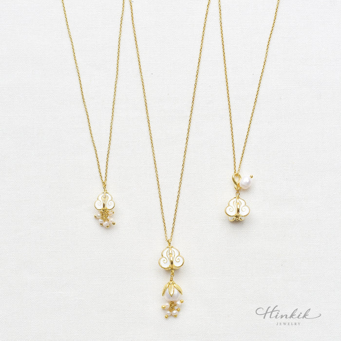 Minimalist Charming Dok Rak (Crown Flower) Cluster Pendant Necklace with Freshwater Pearls