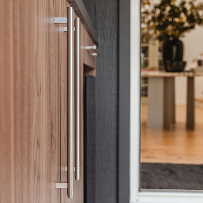 Momo Handles Bellevue Plain in Brushed Nickel featured in alfresco kitchen - The Blue Space