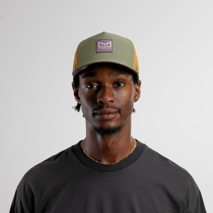The model-image of the melin Split Fit Odysea Stacked Hydro hat in transit