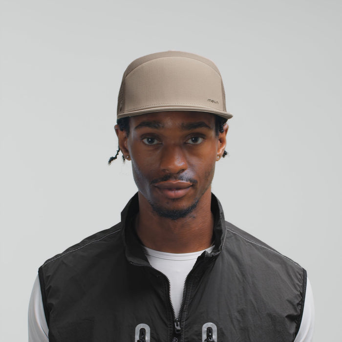 The model-image of the melin Horizon Fit Trenches Hydrolite hat in teak
