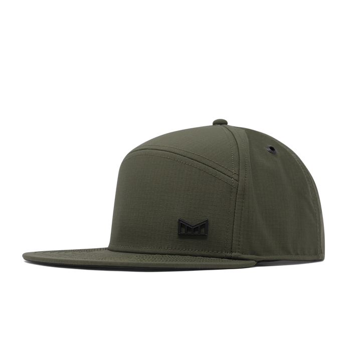 The front, angled view of the melin Trenches Icon Thermal  Horizon Fit in Military